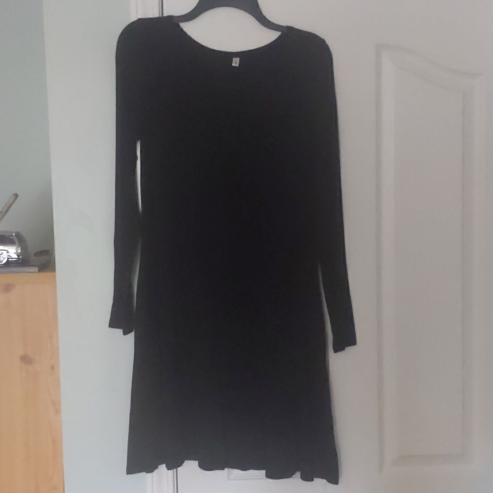 Women's size small black dress with pockets. Soft cotton material.